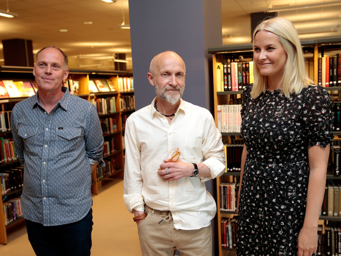 The Crown Princess introduced a conversation between Geir Gulliksen and Lars Saabye Christensen at the library in Hønefoss. Photo: Lise Åserud / NTB scanpix